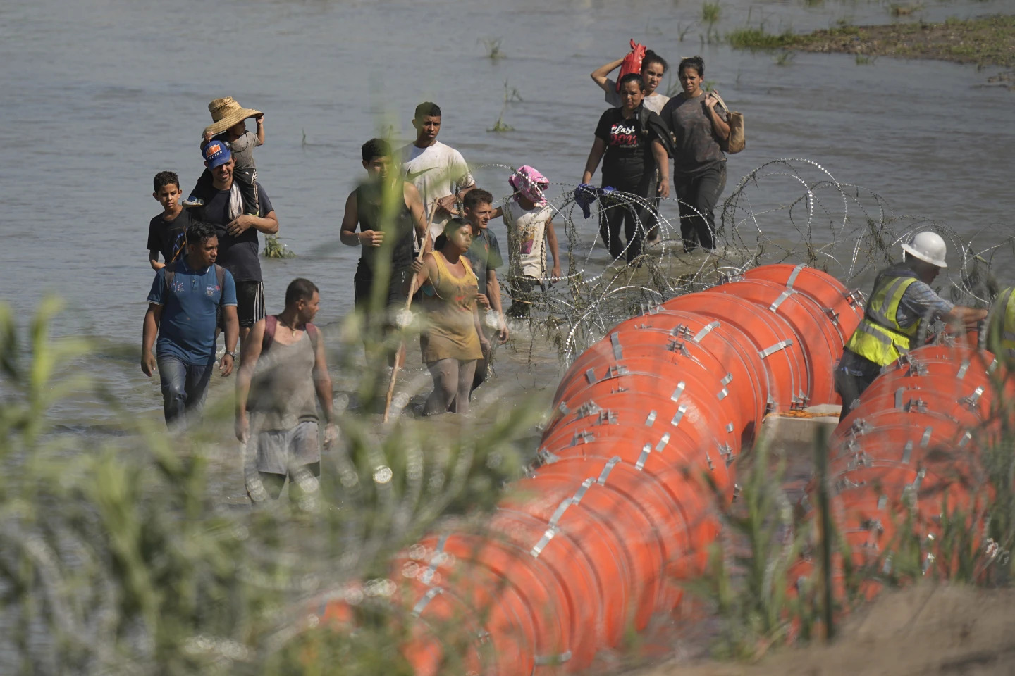 México envía queja de límites fronterizos por 'muro flotante' de Texas en Río Grande