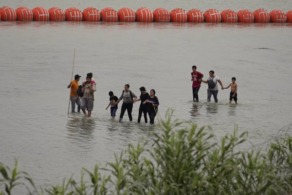 México envía queja de límites fronterizos por 'muro flotante' de Texas en Río Grande