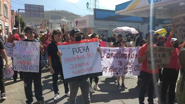 Marcha estudiantil para destituir a directora de Artes de la UAEH