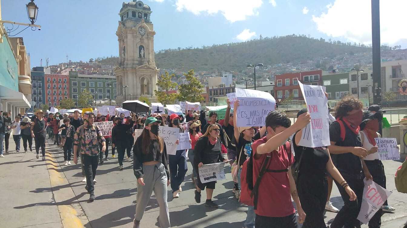 Marcha estudiantil para destituir a directora de Artes de la UAEH