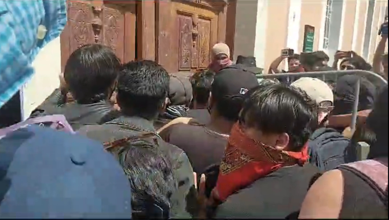 Violento desalojo de estudiantes de la UAEH por grupo de porros