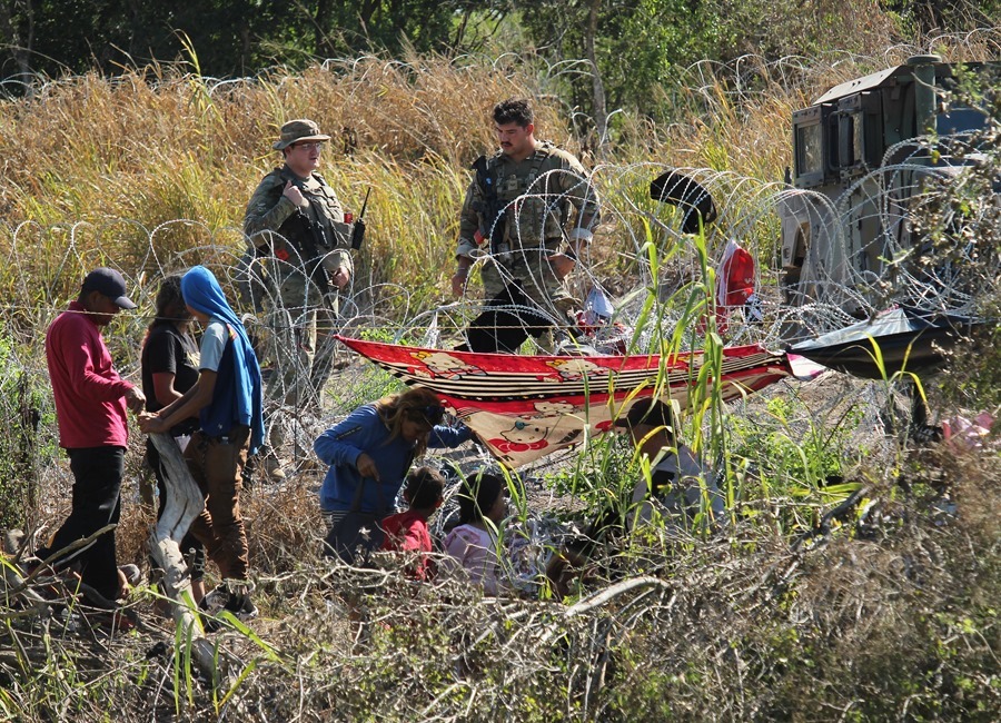 Agentes de EEUU retienen a migrantes al cruzar el Río Bravo