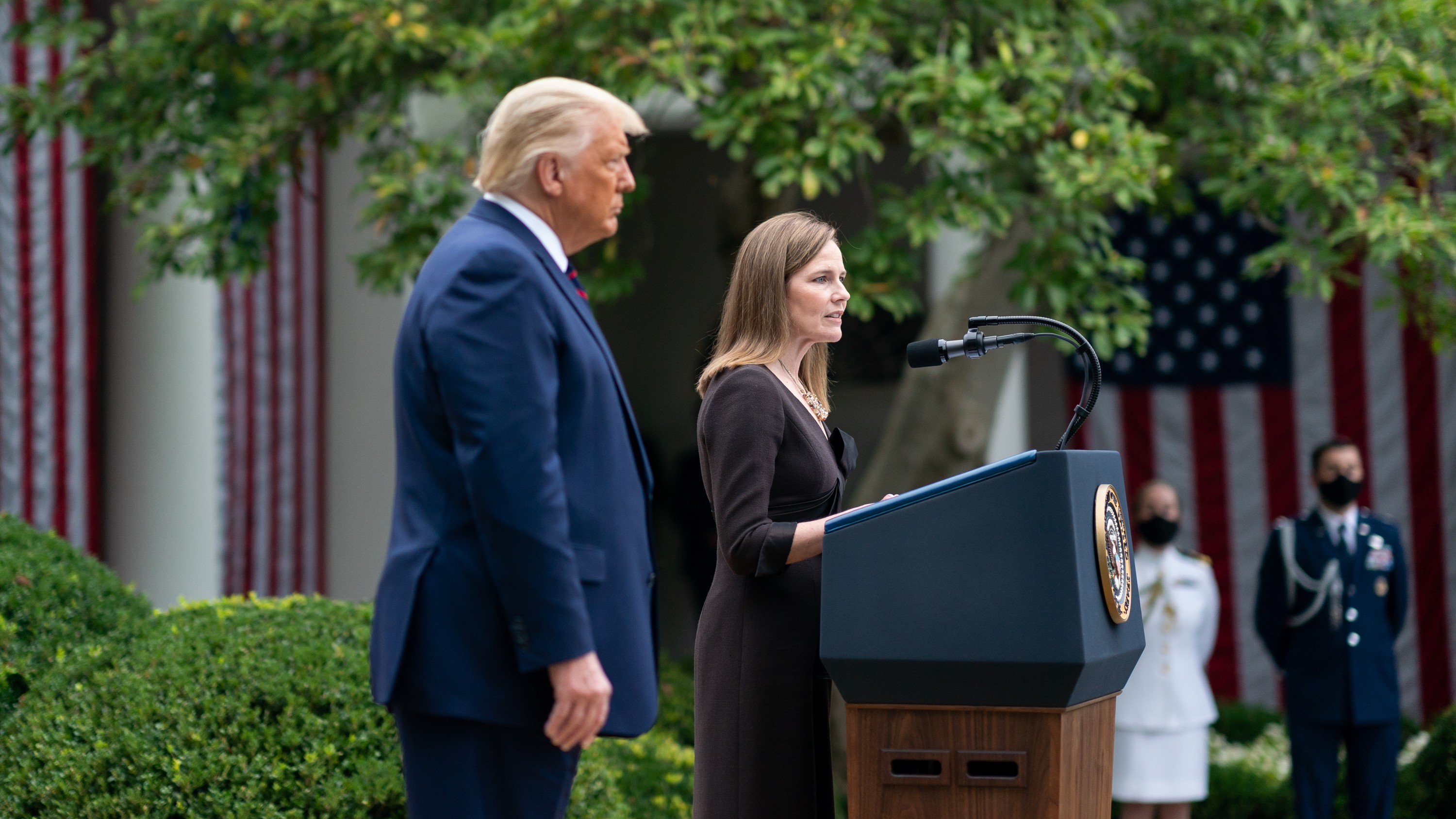 FBI investiga abusos al grupo de la ministra Amy Coney Barrett