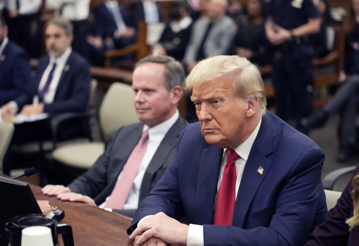 Por qué un juez multa a Trump por 5 mil dólares 