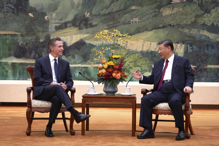 Encuentro sorpresivo entre el gobernador de California y el presidente de China