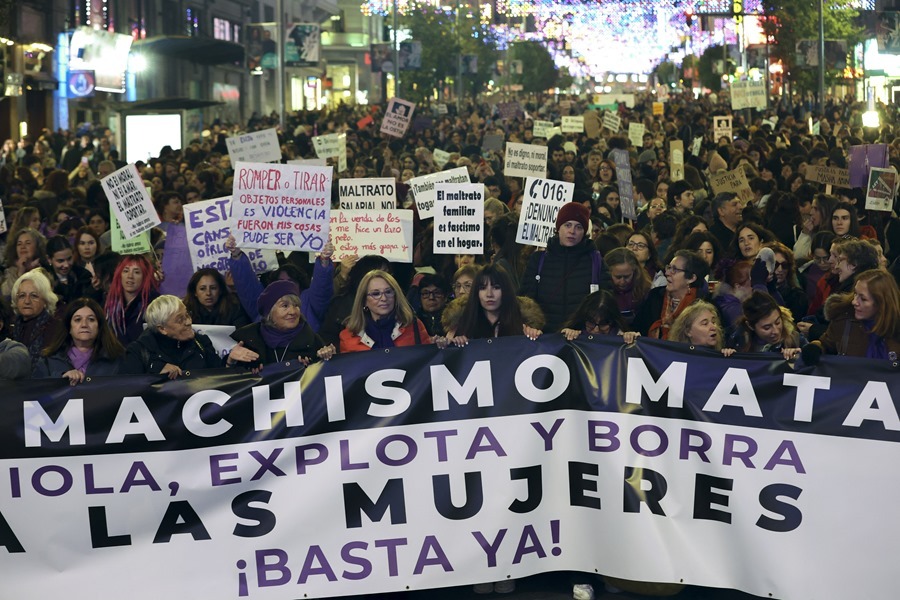 Mujeres se manifiestan contra la violencia machista en España