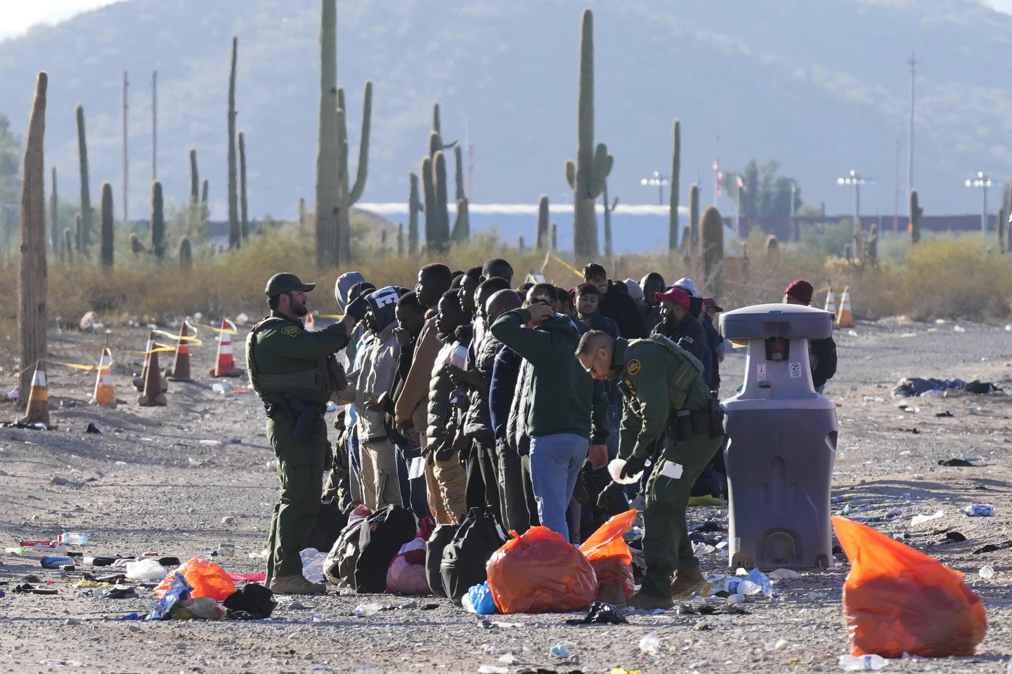 Traficantes de personas cambian rutas en cruces fronterizos de Arizona