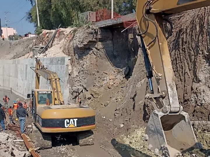 Deslave de tierra en la obra de ampliación de la ribera del Río Tula