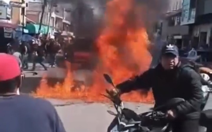 Incendio de moto patrulla tras muerte de joven en custodia en Tula