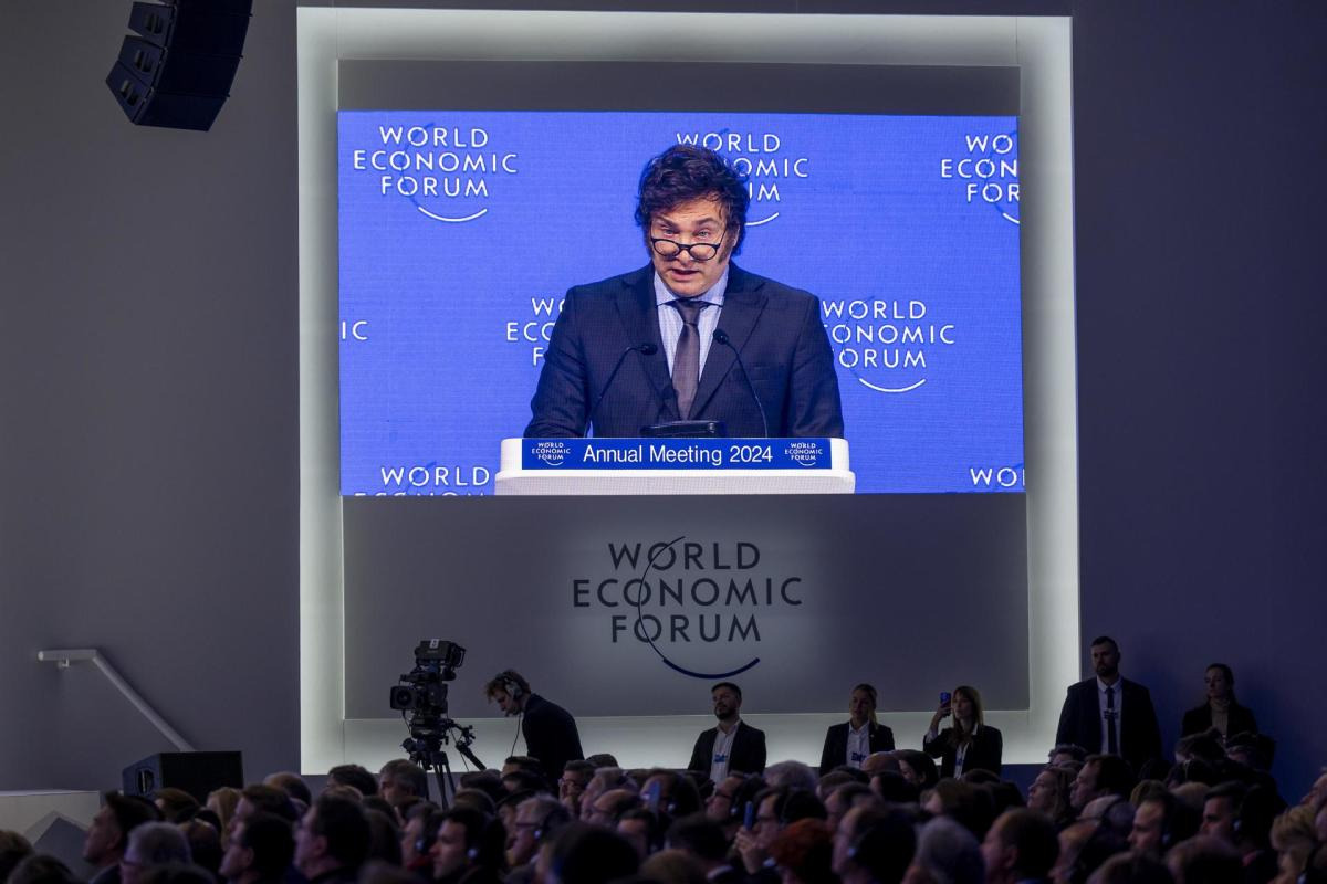 Javier Milei ataca agendas del feminismo y el medioambiente en Davos
