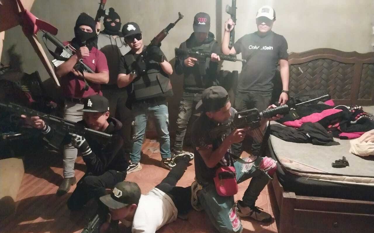 Comandos armados en Chiapas desfilan frente a delegaciones de policía