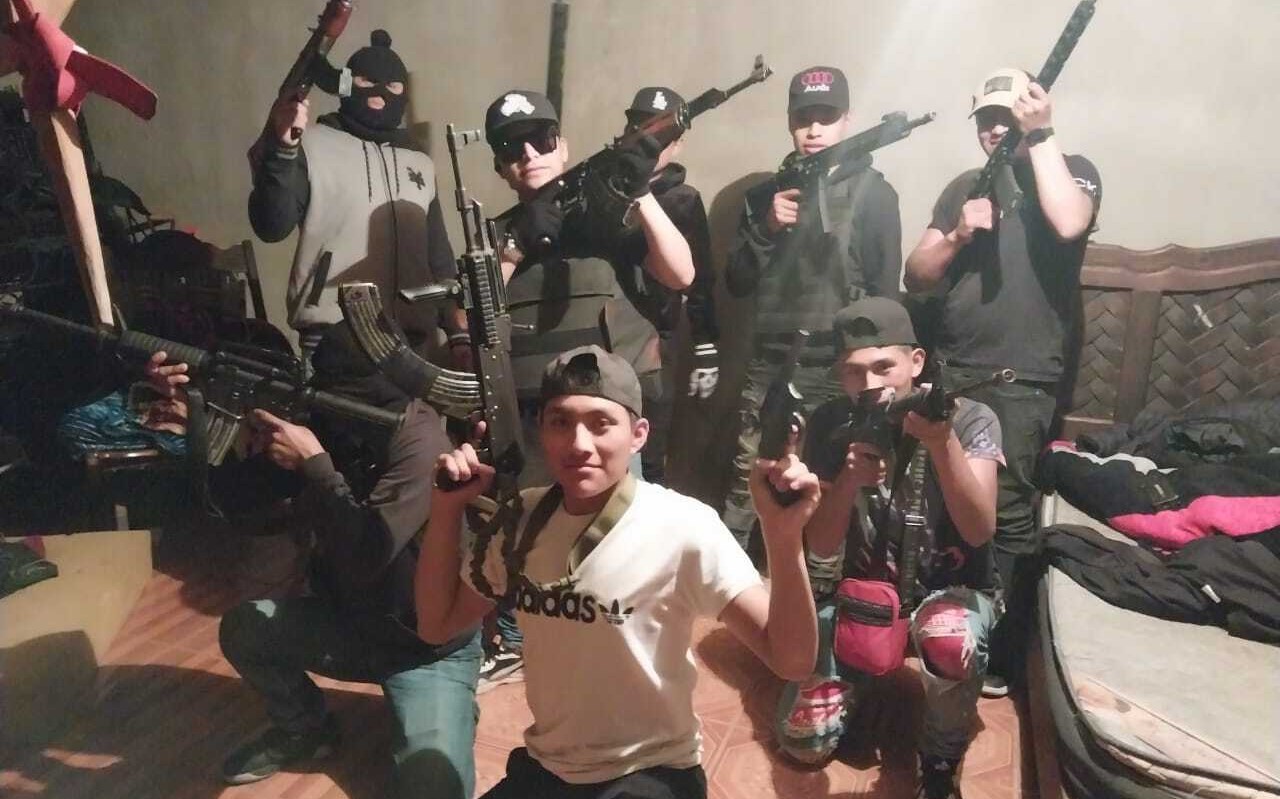 Comandos armados en Chiapas desfilan frente a delegaciones de policía
