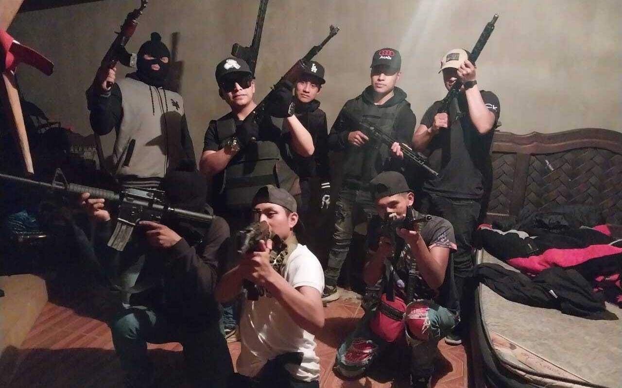 Comandos armados en Chiapas desfilan frente a delegaciones de policía