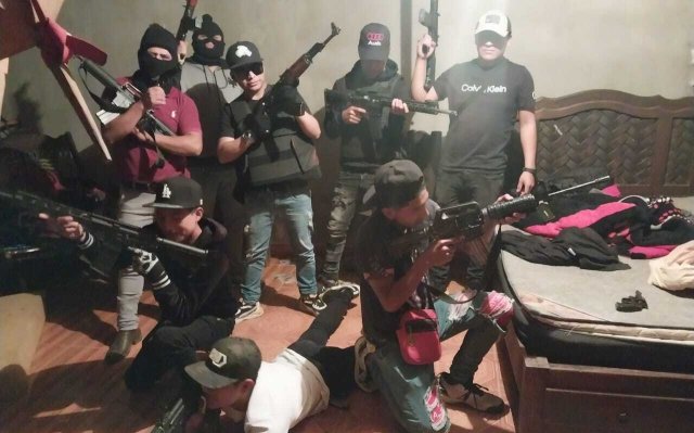 Comandos armados en Chiapas desfilan frente a delegaciones de policía