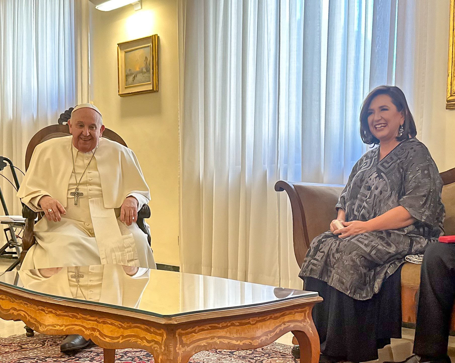 ¿Xóchitl o Claudia? El vano debate por la cercanía al papa Francisco