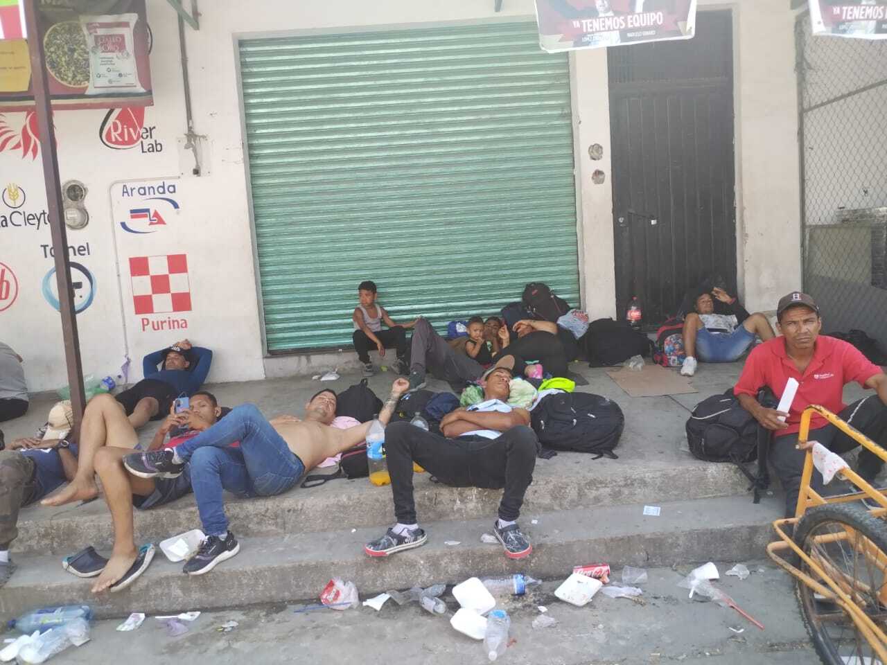 Migrantes de Venezuela y Colombia, hacinados en Suchiate, Chiapas