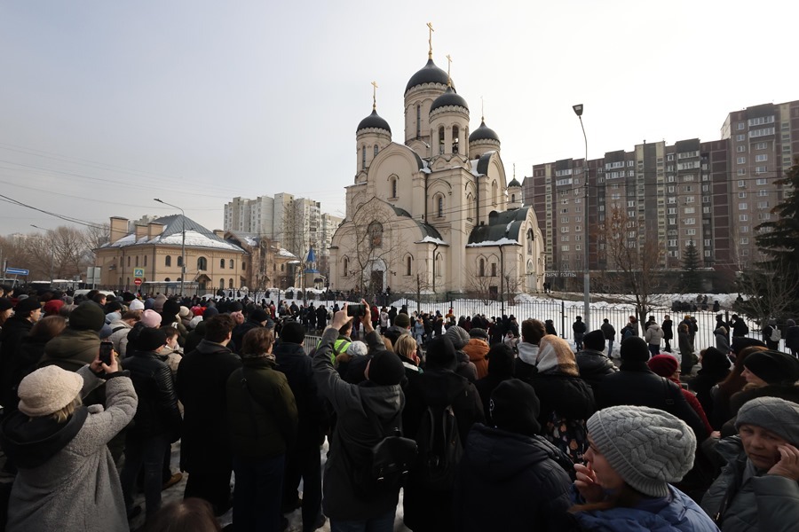Miles acuden al entierro de Navalny al grito de “Rusia sin Putin“