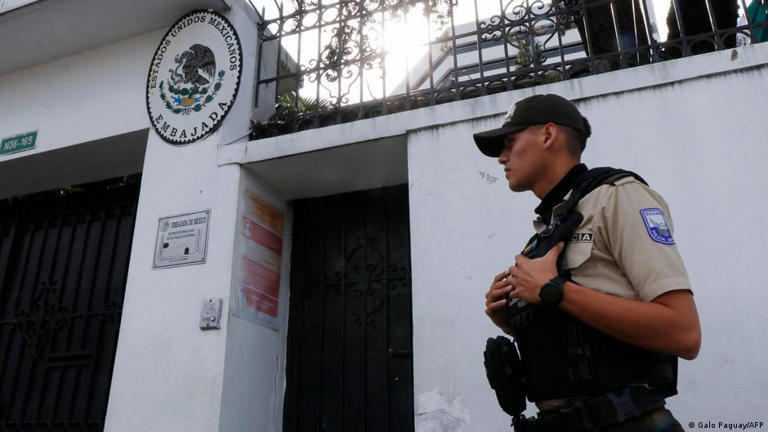 Ecuador declara persona ‘no grata‘ a la embajadora de México 