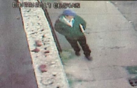 Imagen captada por cámaras de seguridad a las 6:54 am que se difundió como si fuera Ramón Zavala (supuesto asesino material), después como si fuera Juan Carlos Moreno Ochoa (supuesto asesino intelectual), y que planta la cartulina blanca en la escena del crimen, cuando ya había policías municipales y del estado.