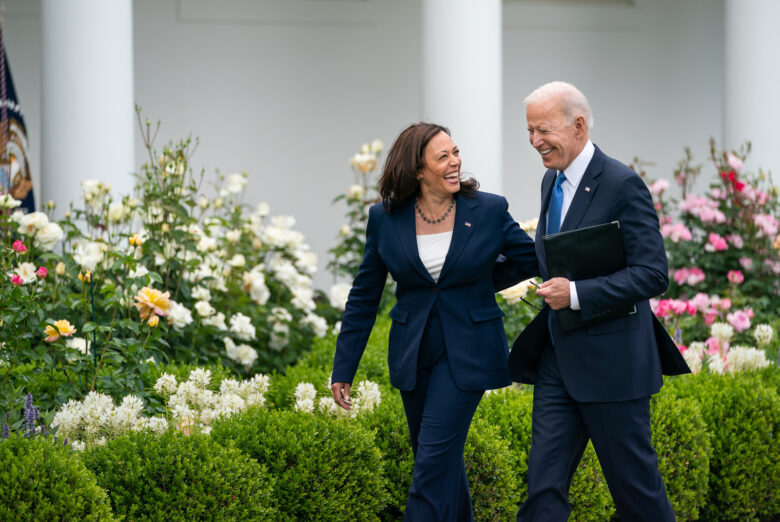 Tras renuncia de Biden a la candidatura, Harris aumenta popularidad