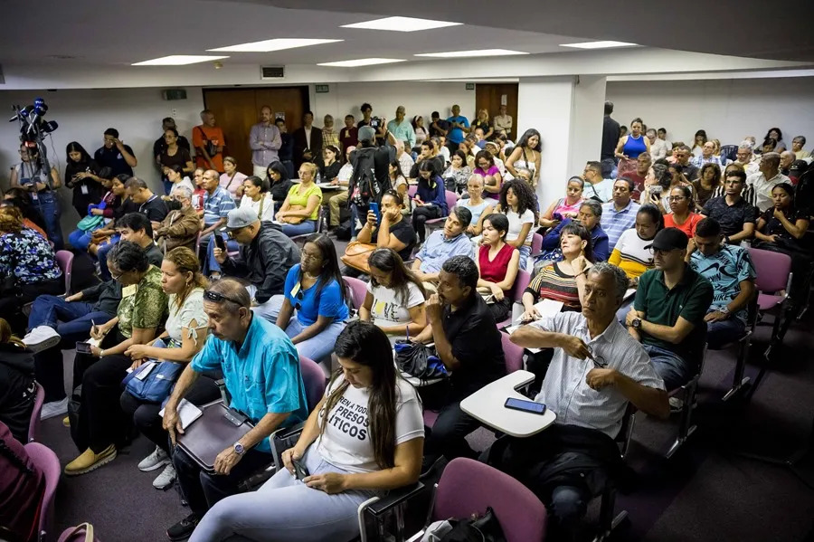Liberados 55 opositores en Venezuela, de más de 1 400 detenidos