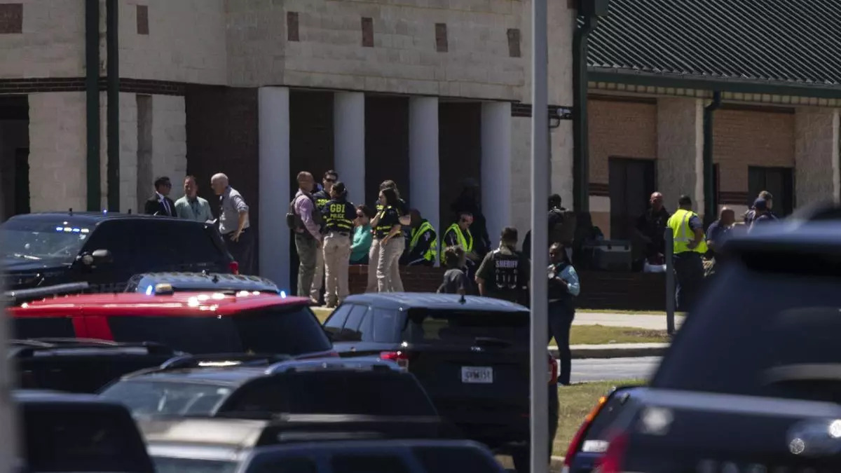 Adolescente mata a cuatro y deja nueve heridos en tiroteo de Georgia