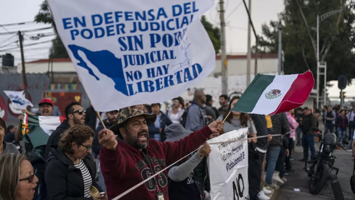 Debate sobre reforma judicial se mueve a polideportivo tras bloqueos