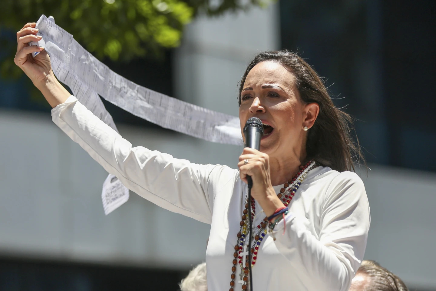 Machado llama a la comunidad internacional a presionar a Maduro