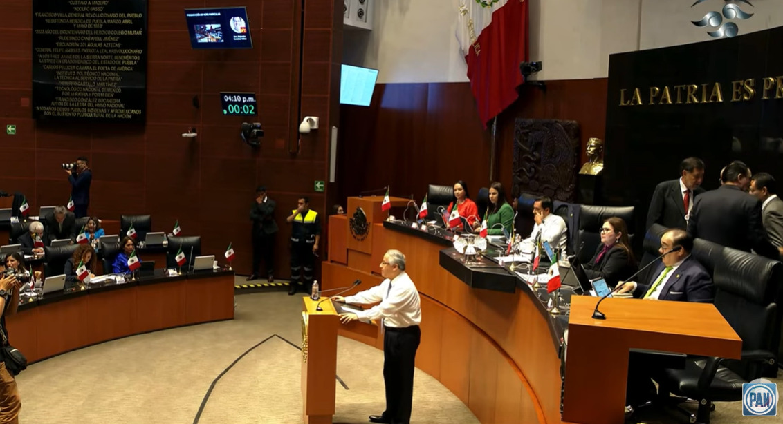 'De rodillas ante el presidente', critica Gustavo Sánchez a senadores
