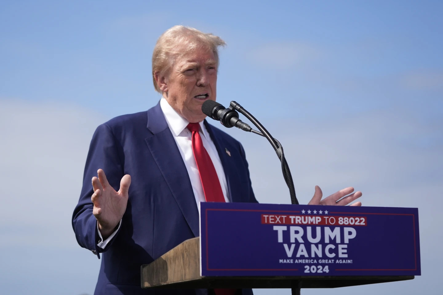 Trump llama a migrantes “criminales bárbaros“ y a California “desastre“ 