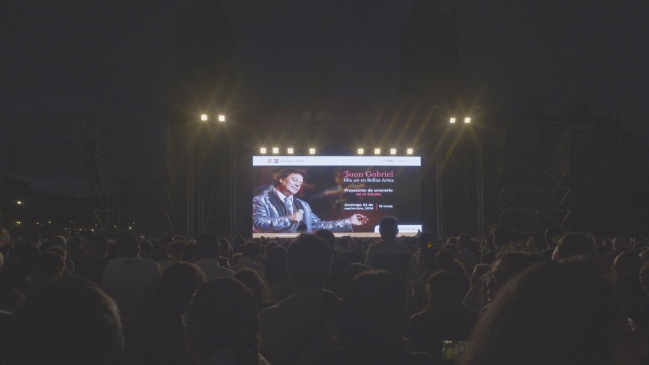 A ocho años de su muerte, Juan Gabriel reúne a 70 mil en el zócalo