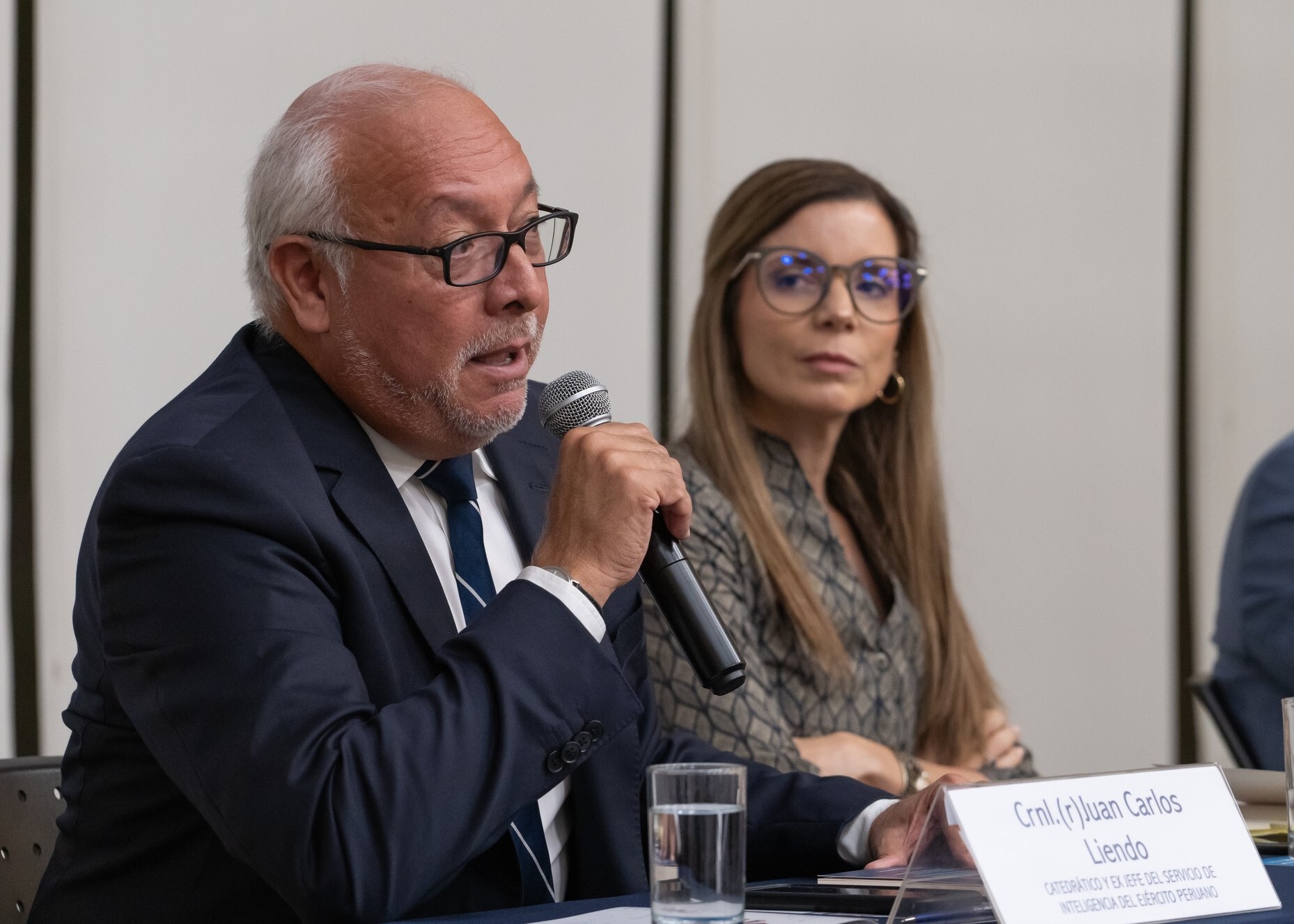 Giuliana Caccia y Juan Carlos Liendo exjefe del servicio de inteligencia del ejército peruano 2024