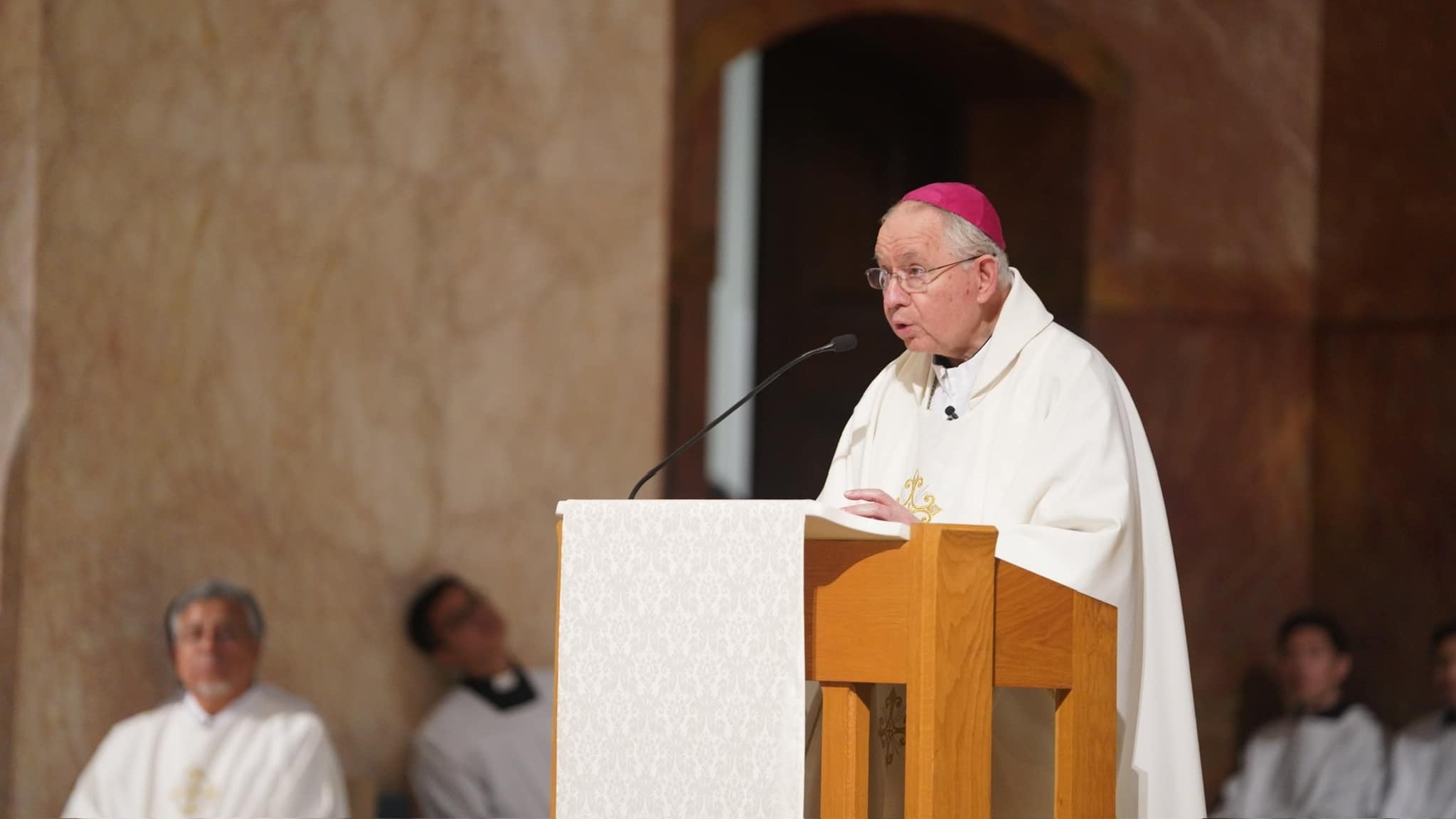 De Los Ángeles a Francia, abuso sexual en y más allá de la sacristía