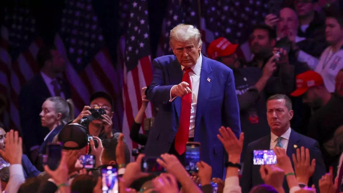 Con insultos y racismo, Trump se apodera de Madison Square Garden