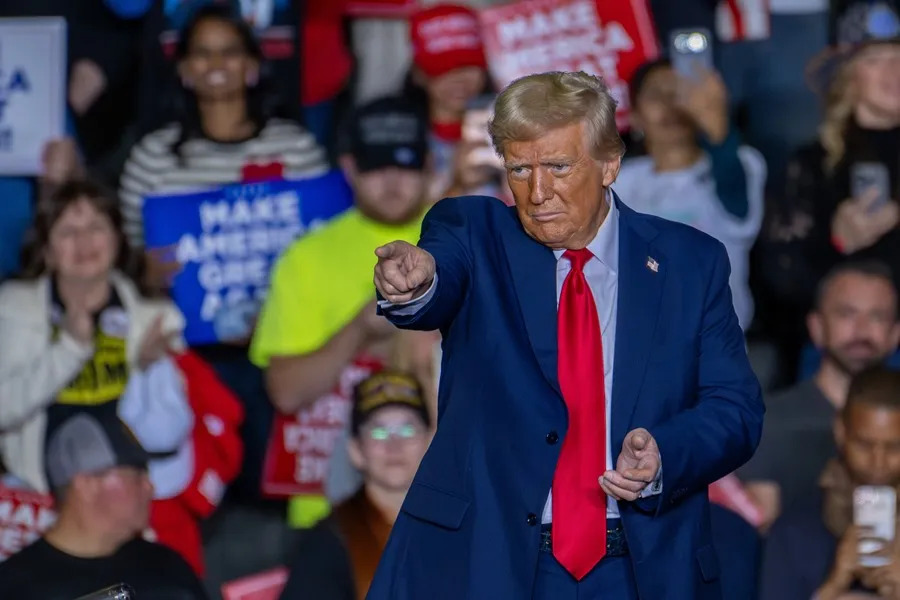 Trump promete prosperidad a latinos y ataca a migrantes en Pensilvania