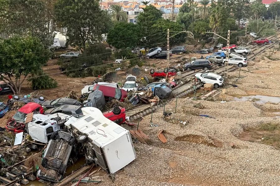 Valencia, devastada, con trabajos solo por tierra durante la dana