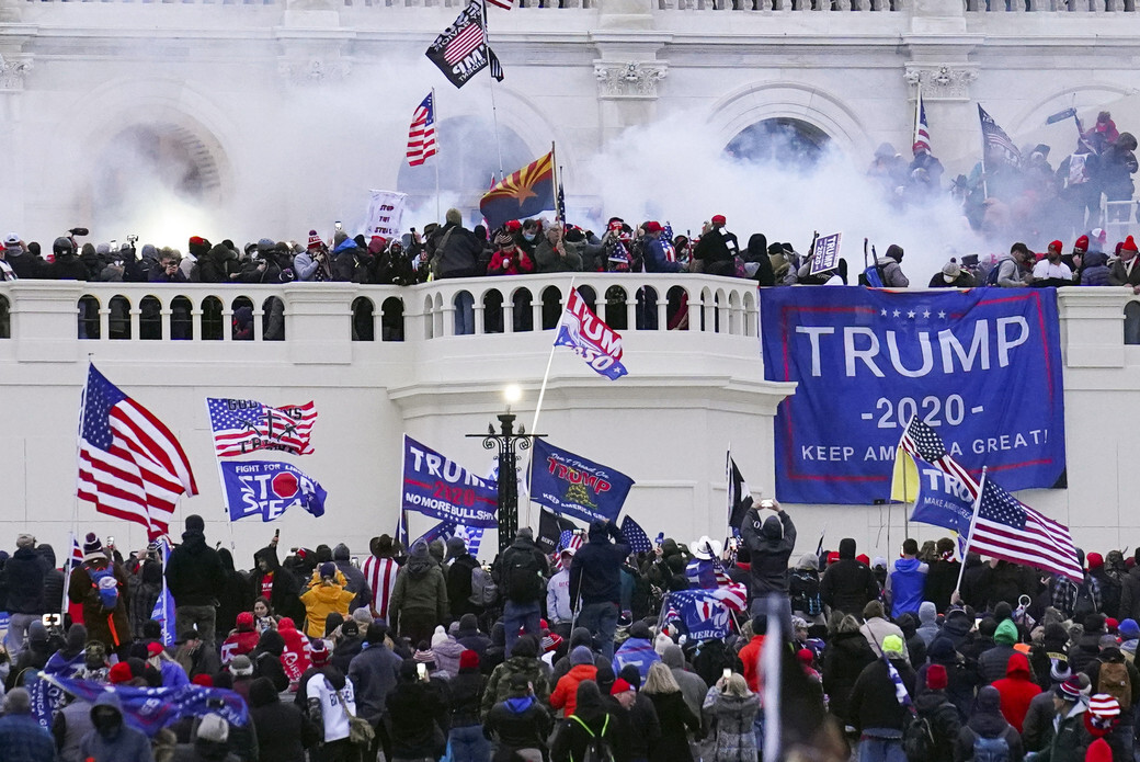 Acusados por asalto al Capitolio buscan indulto de Trump
