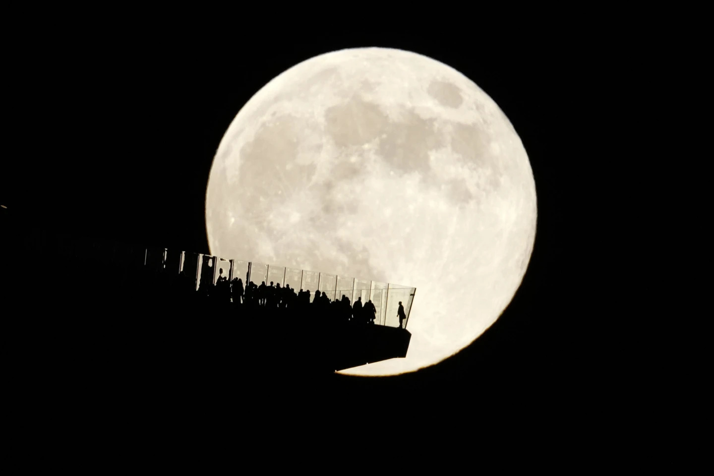 Luna del Castor y la lluvia de estrellas Leónidas este fin de semana
