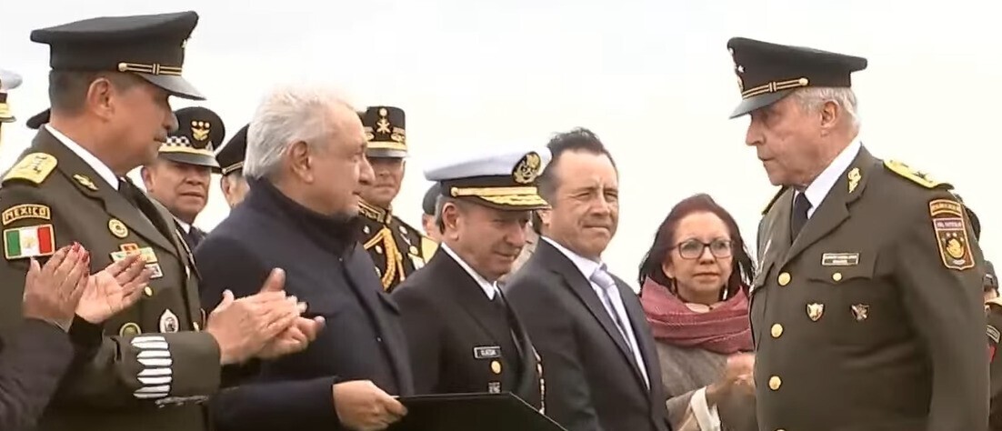 Salvador Cienfuegos condecorado por Andrés Manuel López Obrador, octubre 2023, Perote, Veracruz Salvador Cienfuegos condecorado por Andrés Manuel López Obrador, octubre 2023, Perote, Veracruz