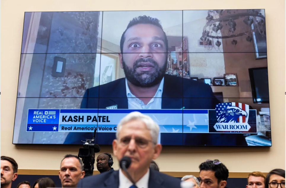 Trump dice que reemplazará al director del FBI con Kash Patel