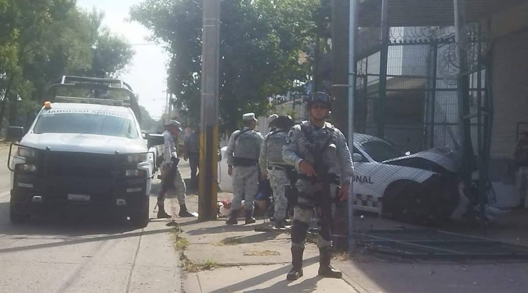 Secuestrador de Volaris provoca choque de patrulla al intentar escapar