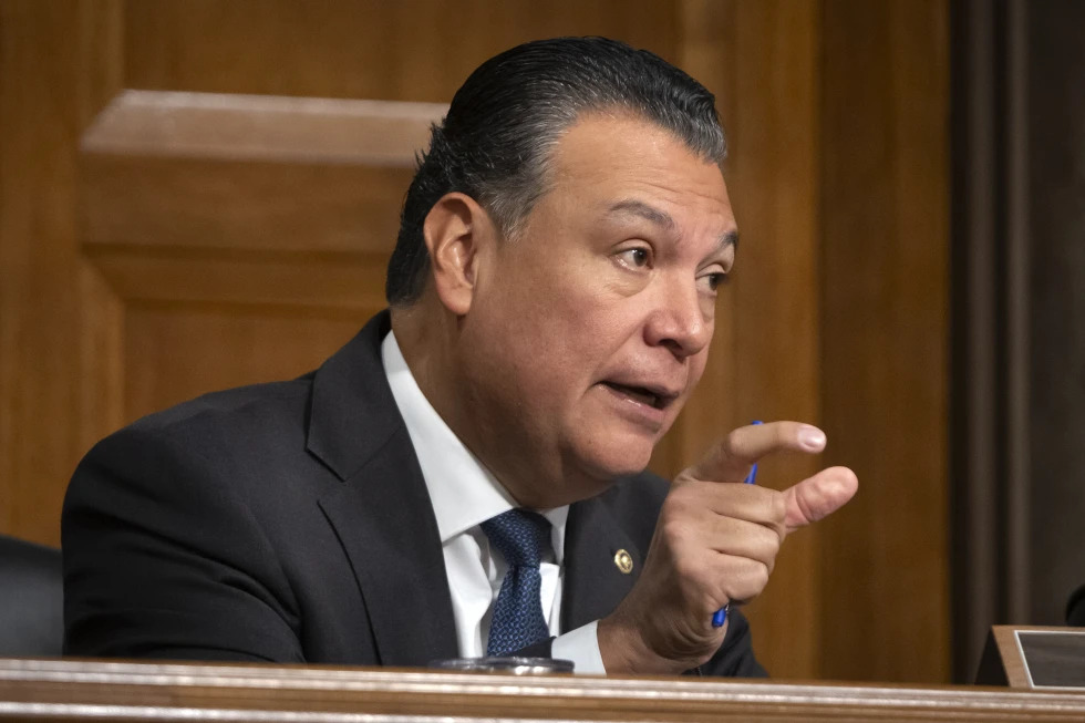 Senadores instan a Biden a extender protecciones para migrantes