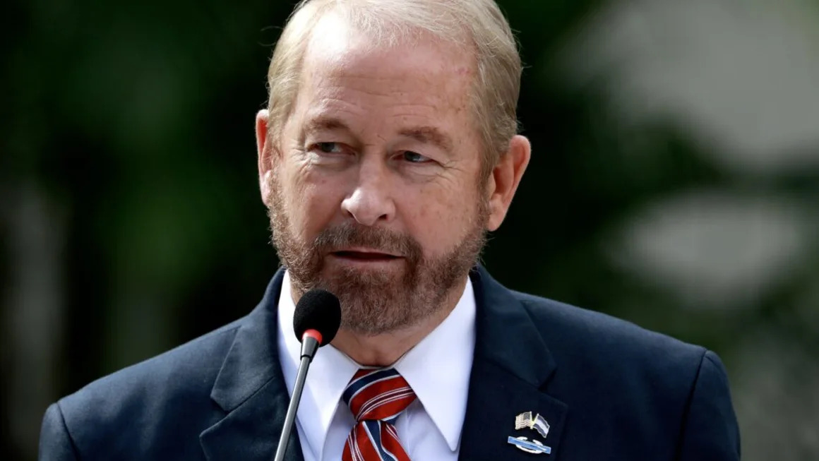 Trump nombra a Ronald Douglas Johnson como embajador en México