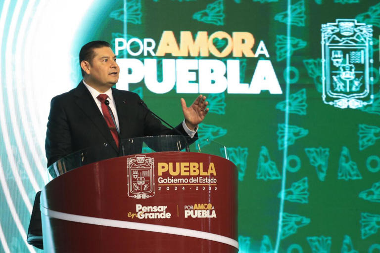 Alejandro Armenta asume cargo como nuevo gobernador de Puebla 