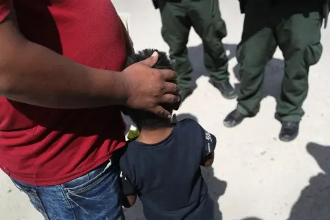 Más de 1360 niños separados de sus padres tras la “Tolerancia Cero“