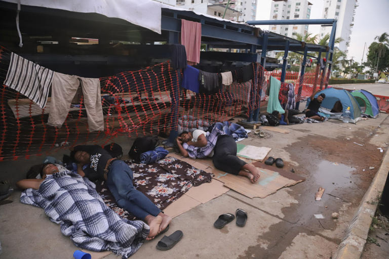 Migrantes varados en Acapulco tras promesa incumplida de permisos