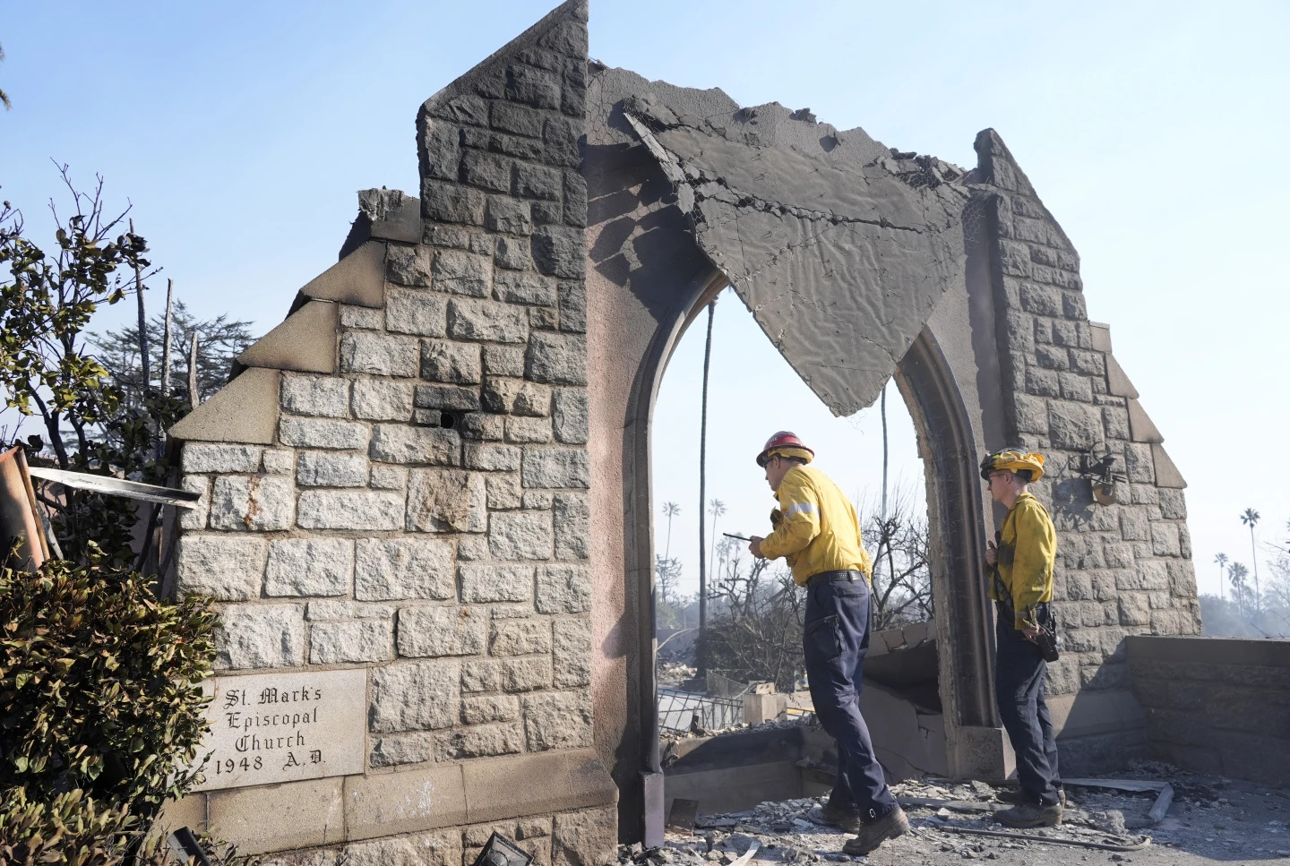 Gobernador Newsom lanza sitio web contra desinformación de incendios