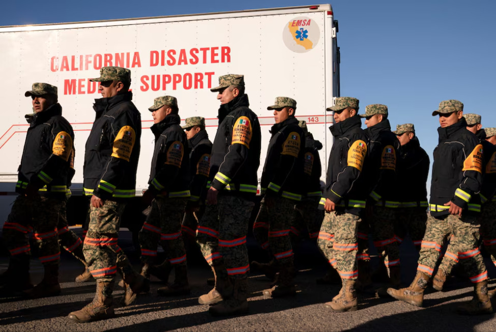 Bomberos mexicanos se preparan para los incendios en Los Ángeles
