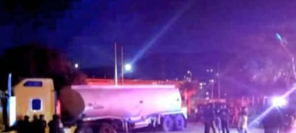 Pobladores evitan aseguramiento de pipa con ‘huachicol‘ en Hidalgo