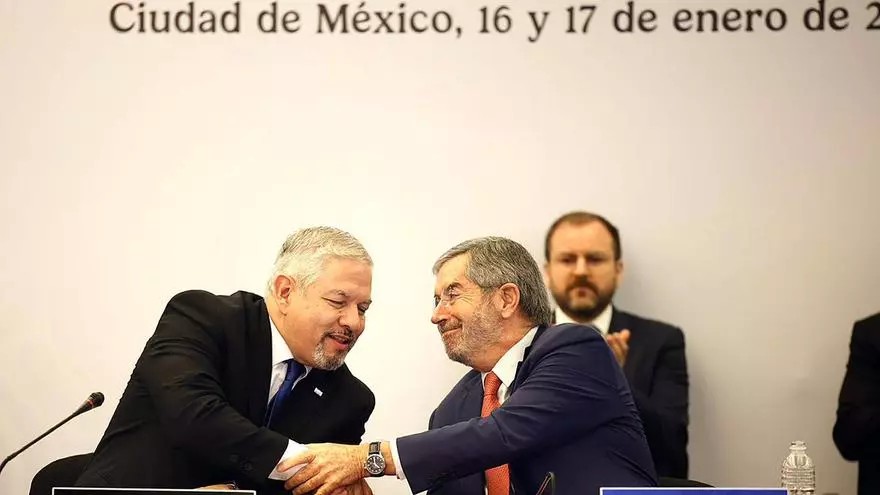 México asegura que los migrantes “no están solos“ en conferencia regional sobre movilidad.